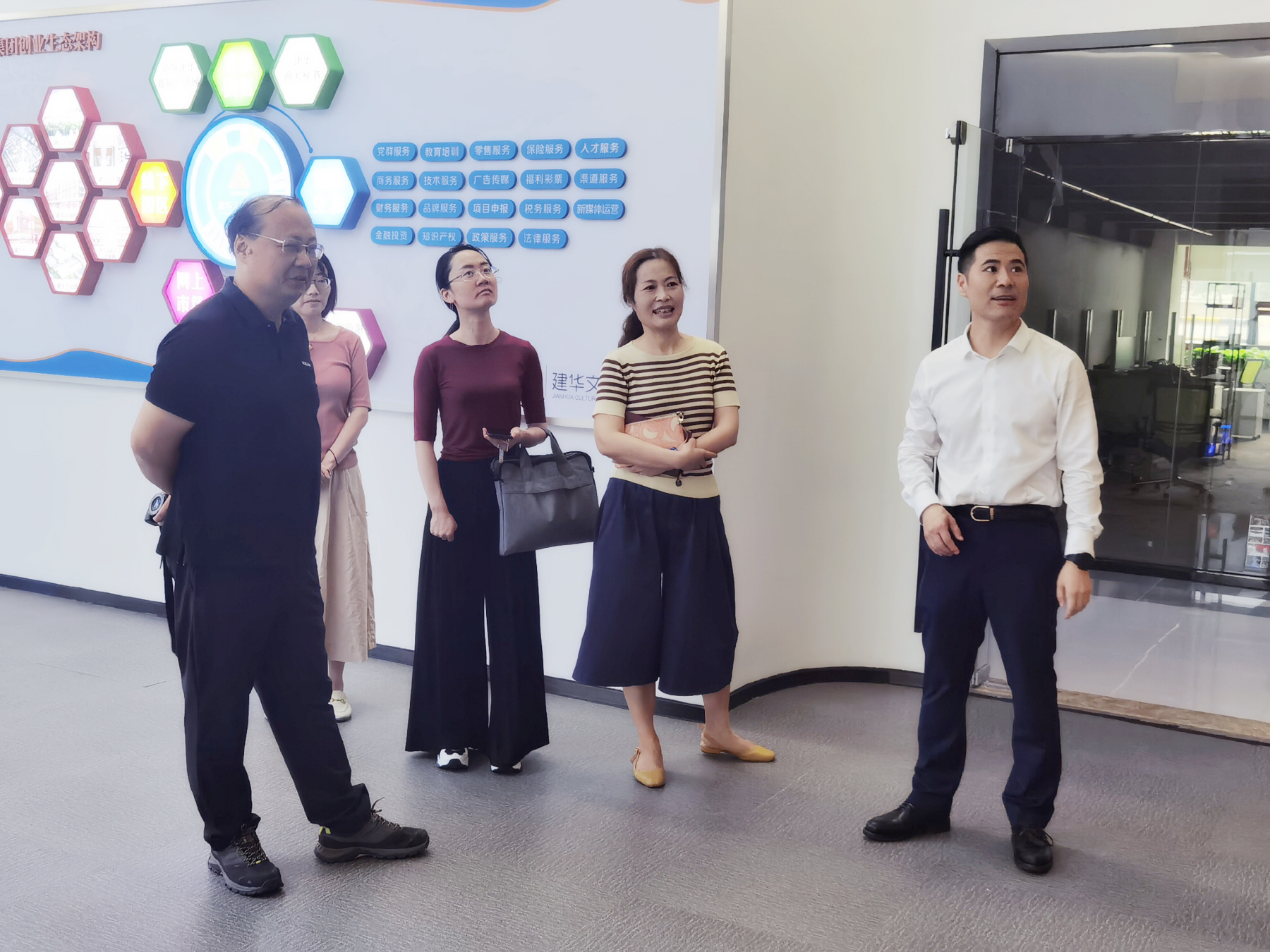 区政协副主席杨俊一行莅临彩名堂文创集团调研