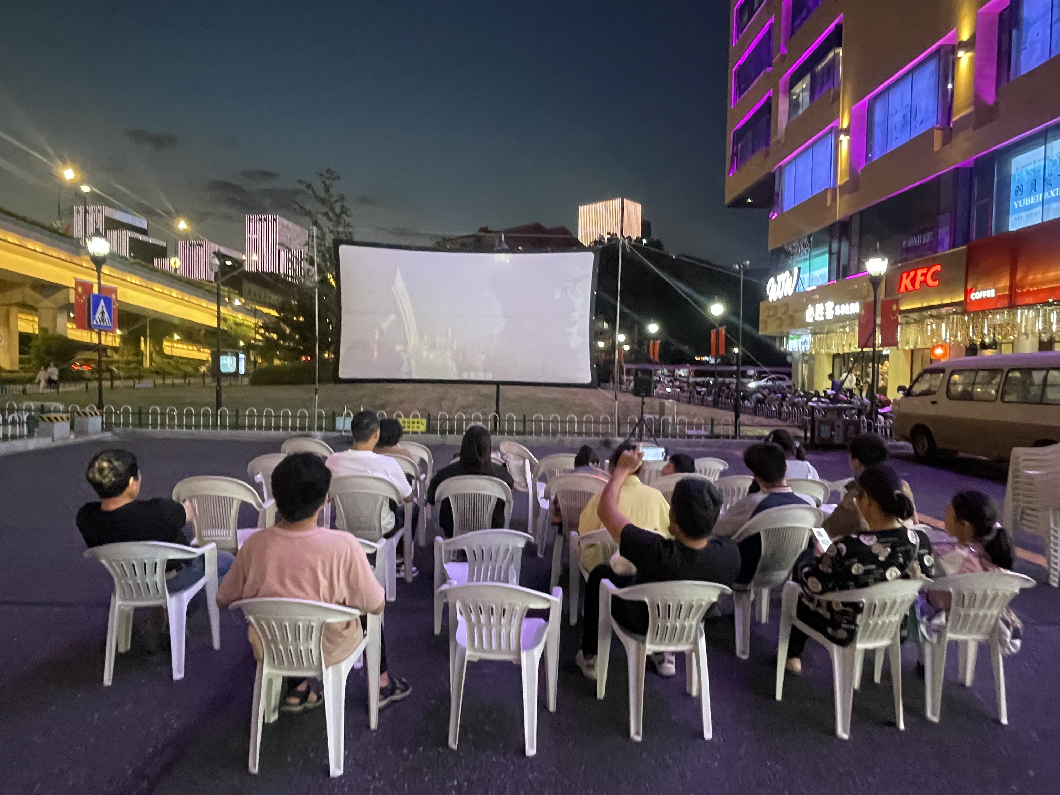 水晶城露天电影放映，，，，，，点燃红色记忆