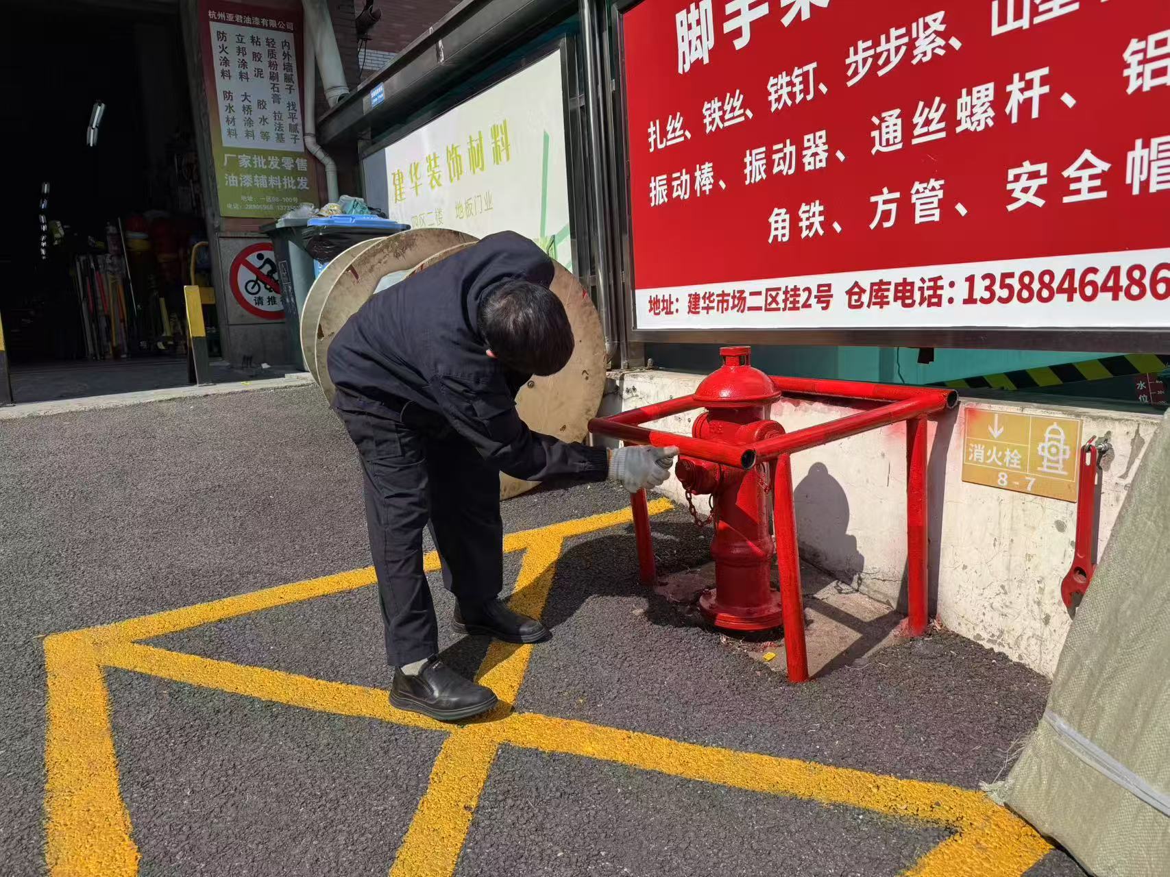 彩名堂市场为户外消防设施做“脱衣体检”——安全防护不放松