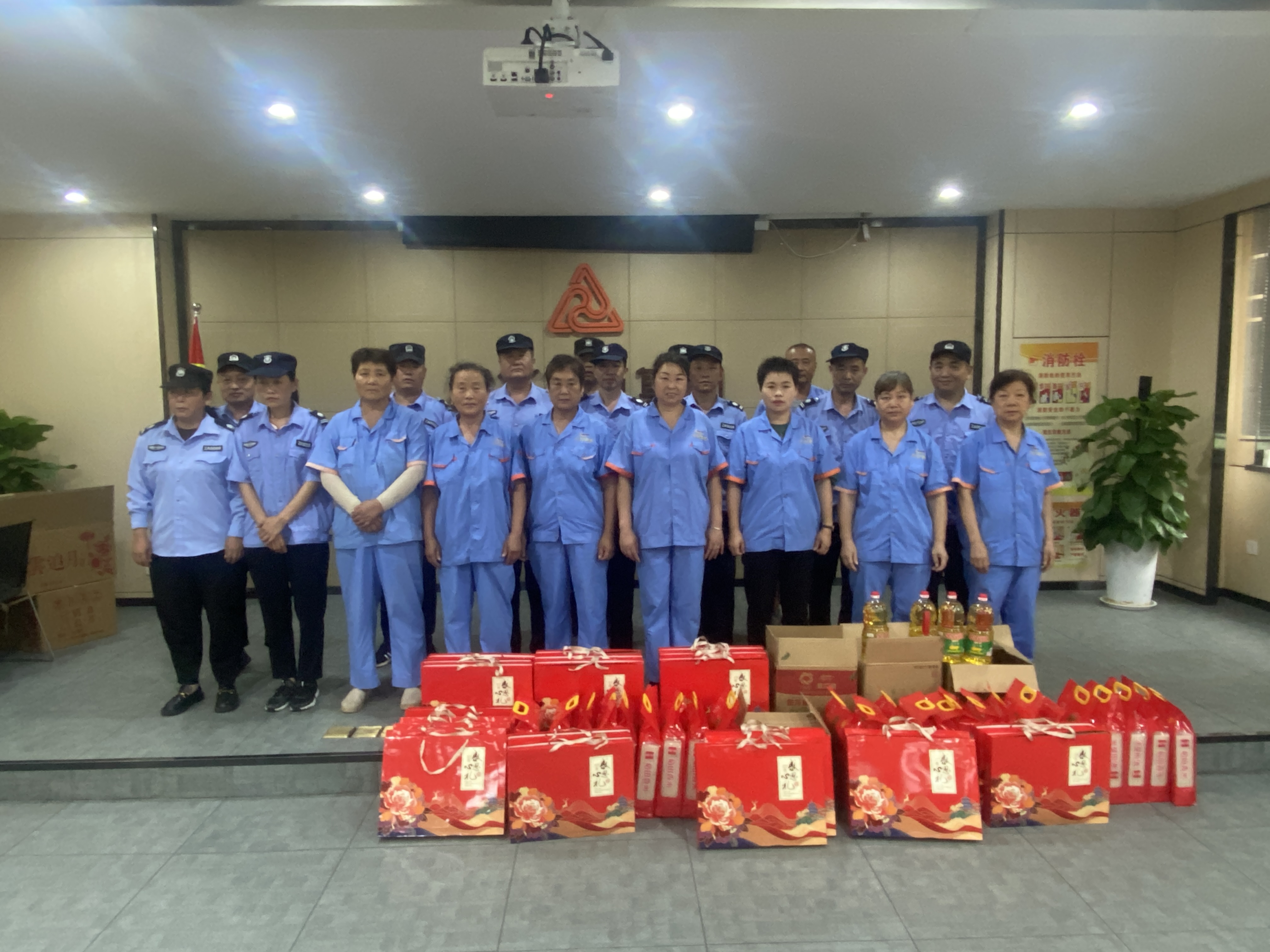 “浓情中秋节，，，，，，，，慰问暖人心”——彩名堂文创集团工会开展一线职工慰问活动