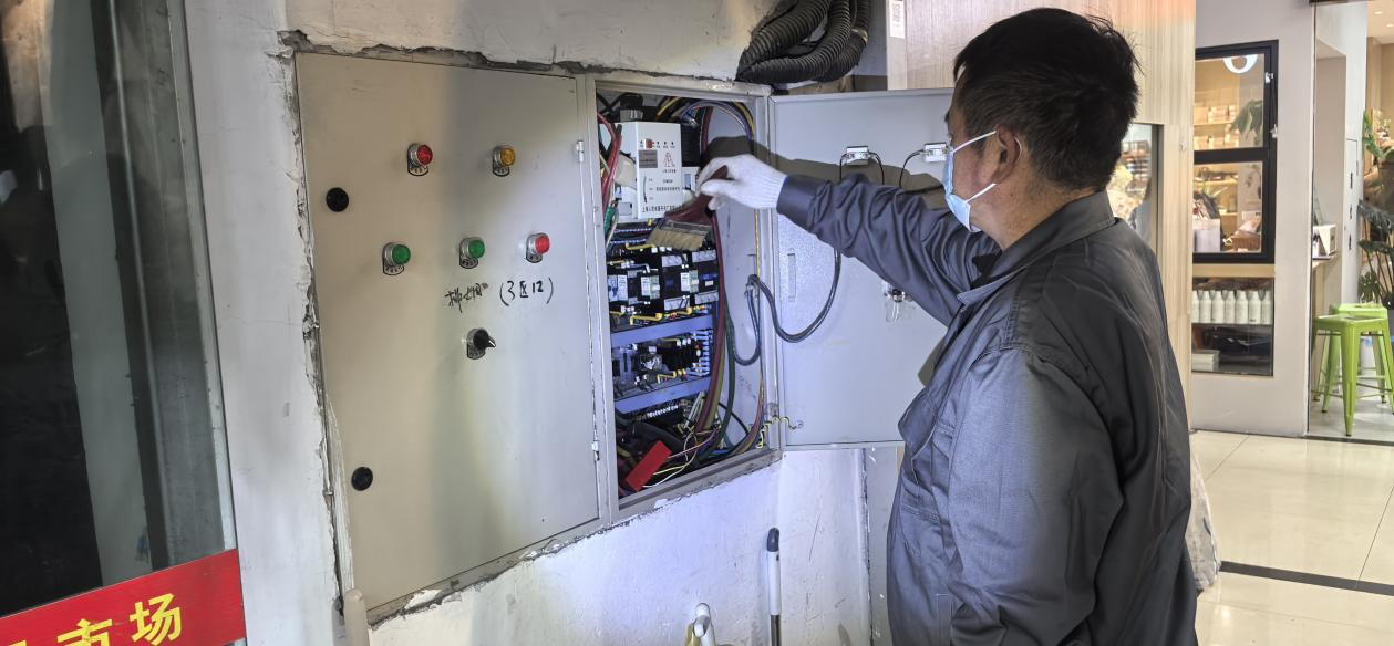钱江商城排烟风机控制柜维护完成，，，，，，，安全保障再升级