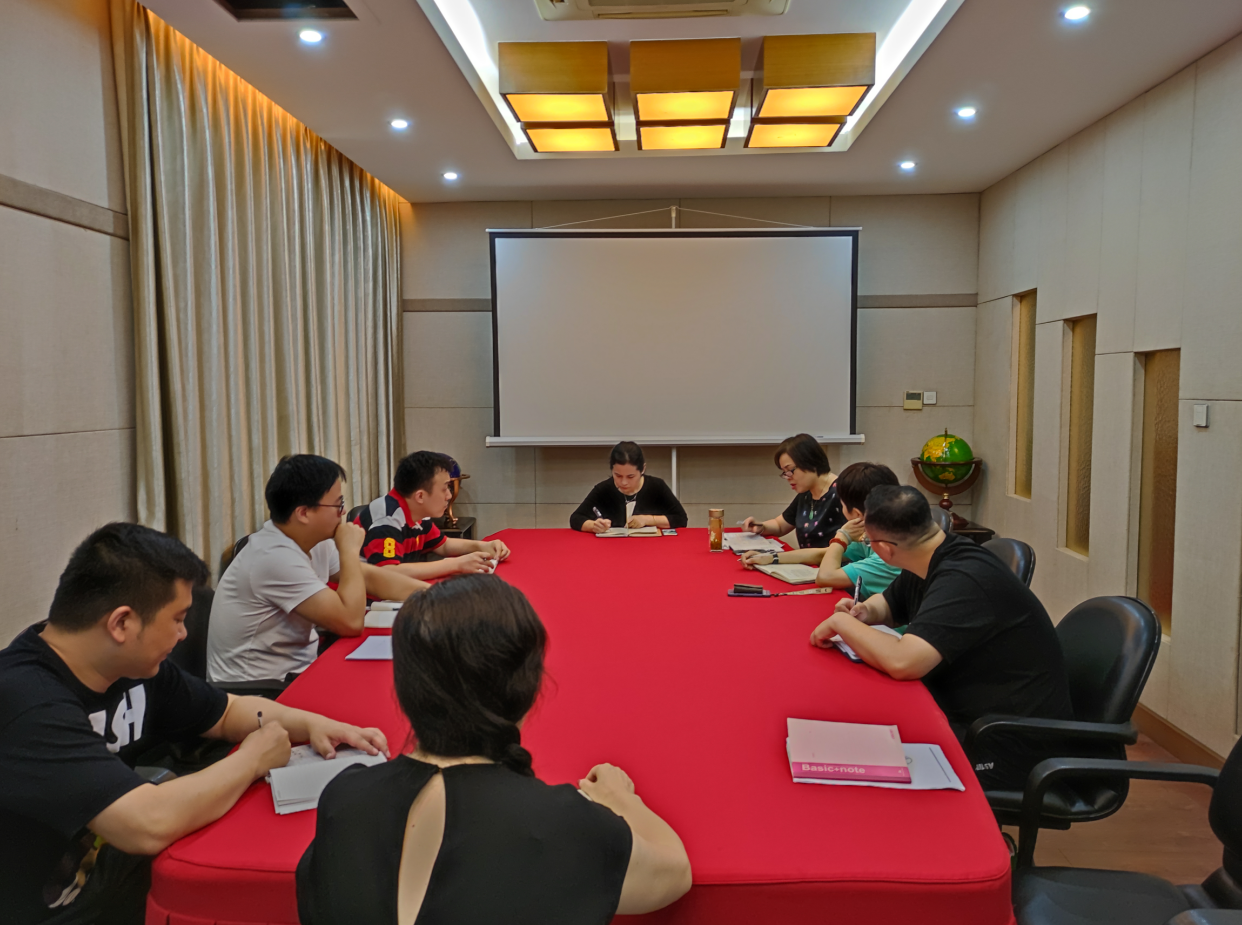   彩名堂小贷公司召开风险业务分析专题会议
