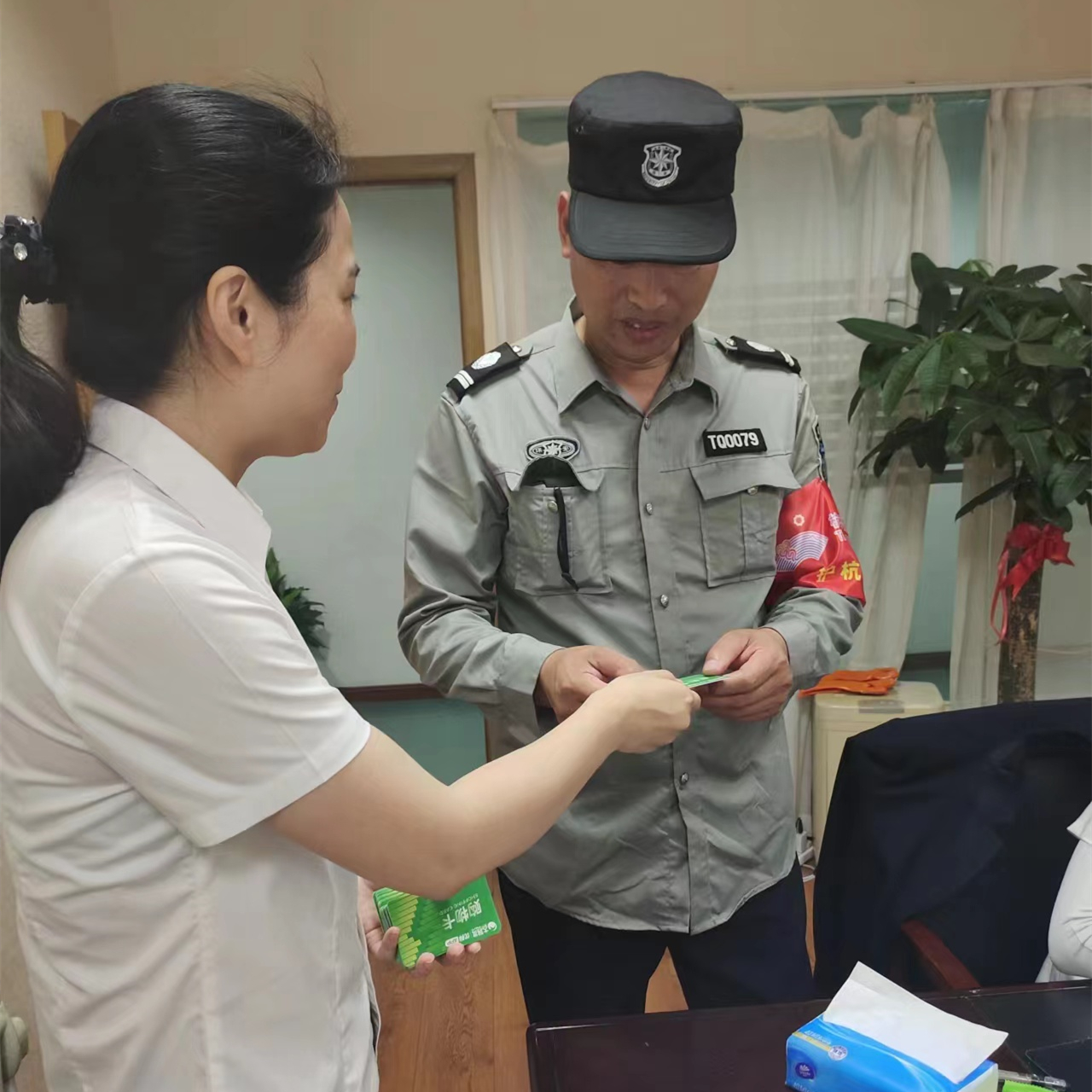 彩名堂市场工会为全体职工发放端午慰问品
