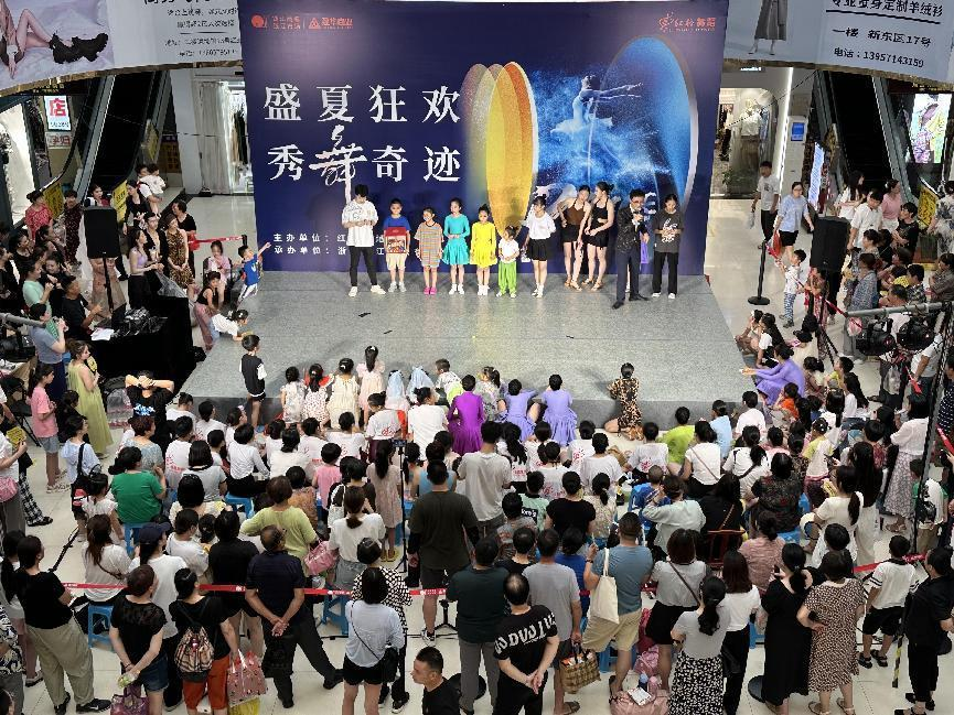 红格舞蹈“盛夏狂欢，，，，，秀舞奇迹 ”暑期汇演——钱江商城专场完美收官