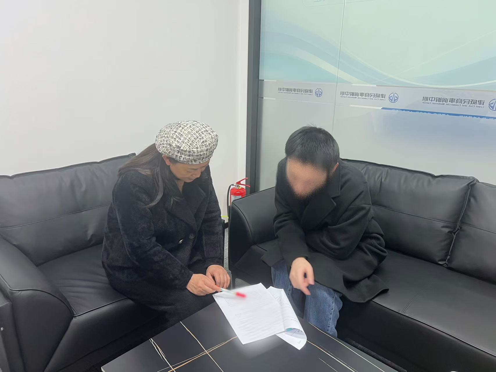 邻里同窗债，，，，，，“背靠背”调解显温情