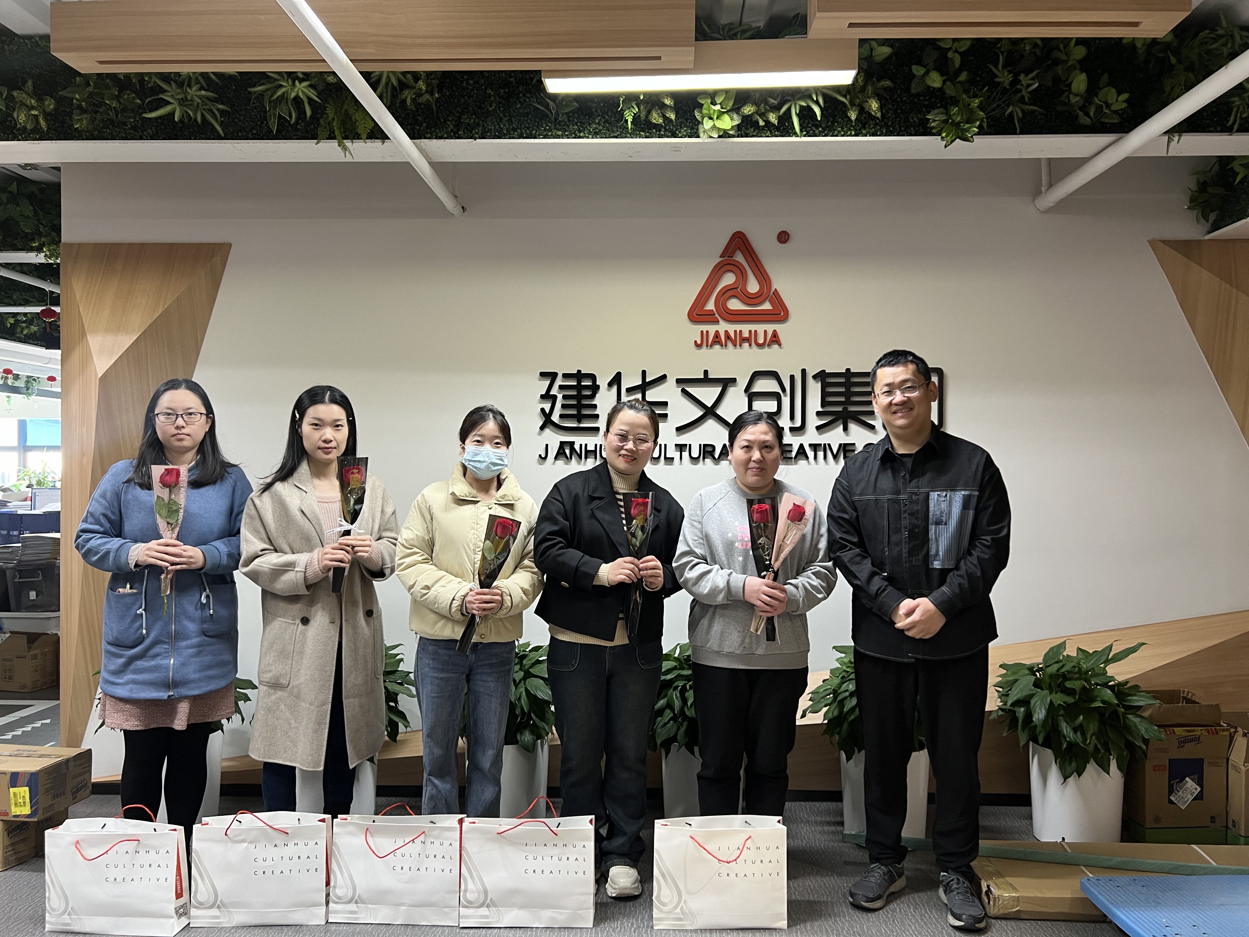 彩名堂文创集团工会开展女神节慰问活动