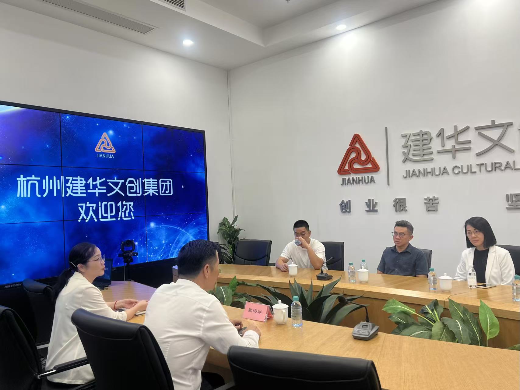 中国广西自贸区招商大使、马中贸促会委员袁源浩一行莅临彩名堂文创集团座谈交流