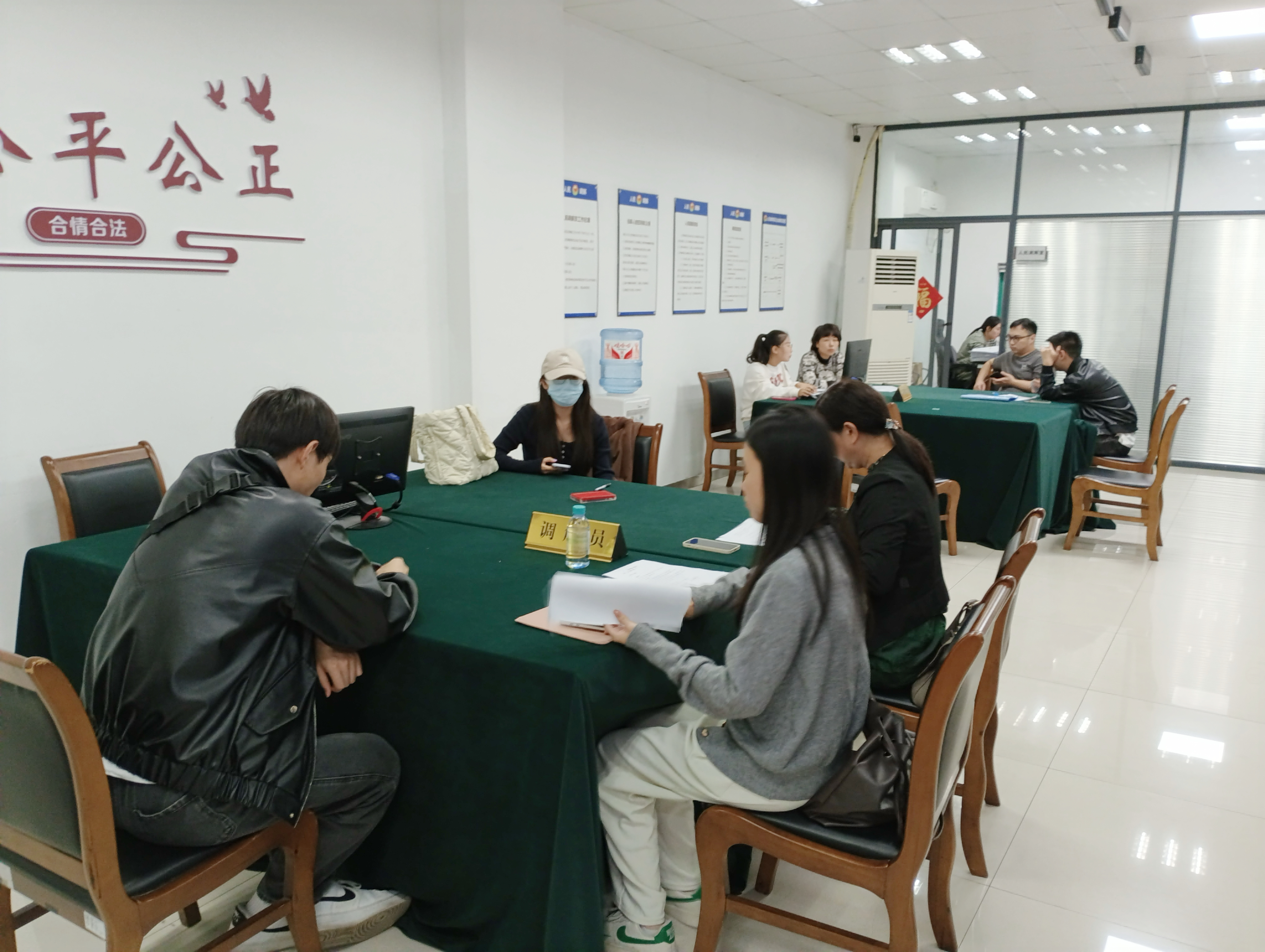 调解显温情，，，，，商业洪流中的信任与重生
