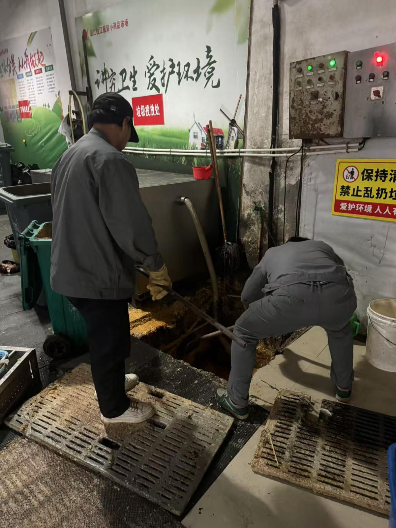 “洁”尽全力，，，，，，，让钱江商城美食坡道重焕新生