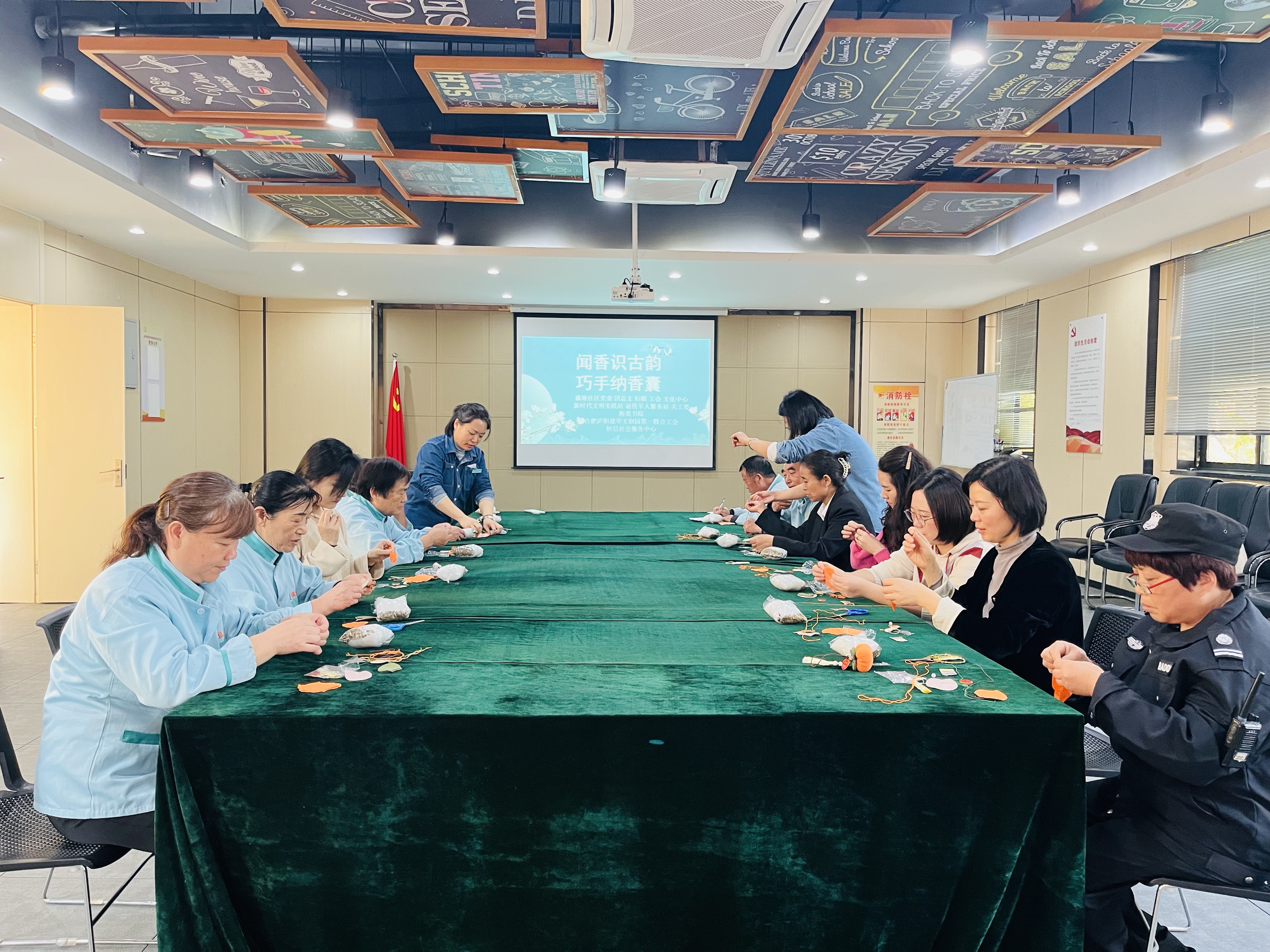 “闻香识古韵 巧手纳香囊”活动在庐阳彩名堂文创园举办